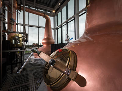 The Clydeside Distillery’s glass Still House with two tall copper stills